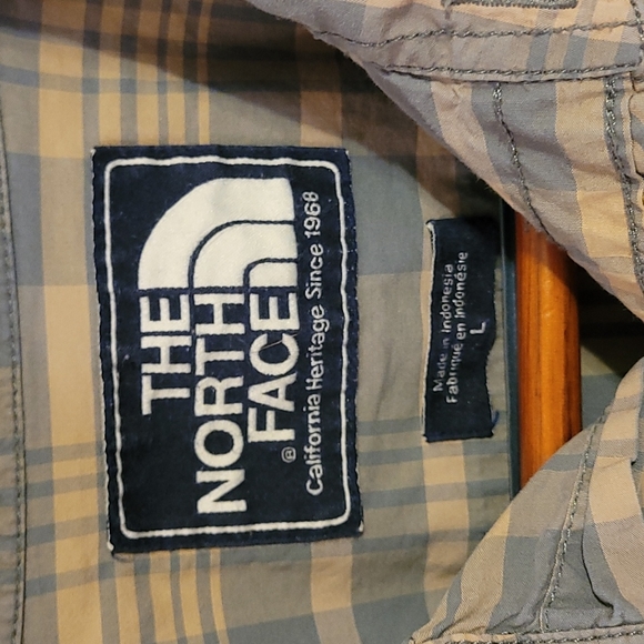 The North Face button down Short Sleeve top - Picture 4 of 6